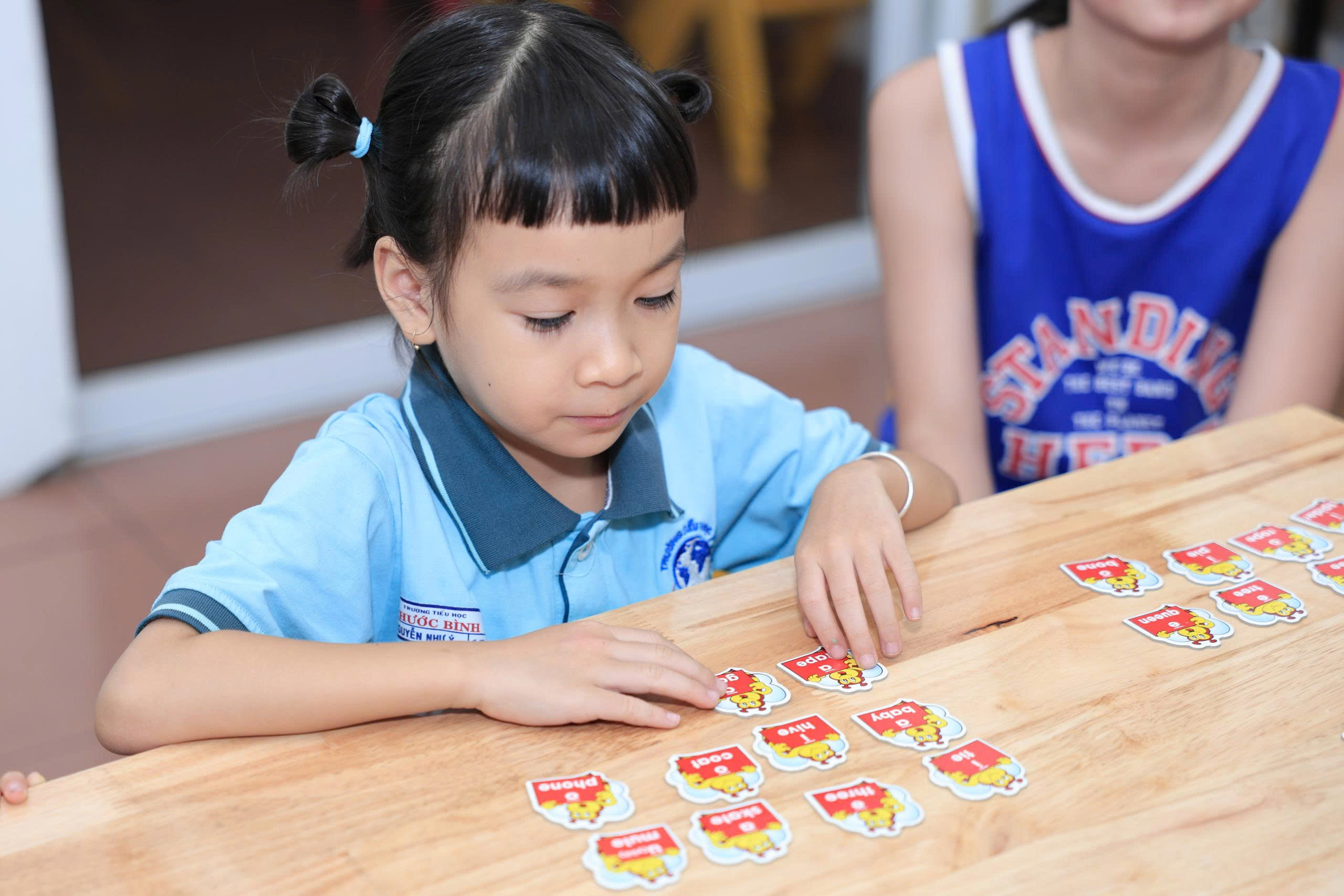 Học sinh thực hành ghép chữ và học từ vựng