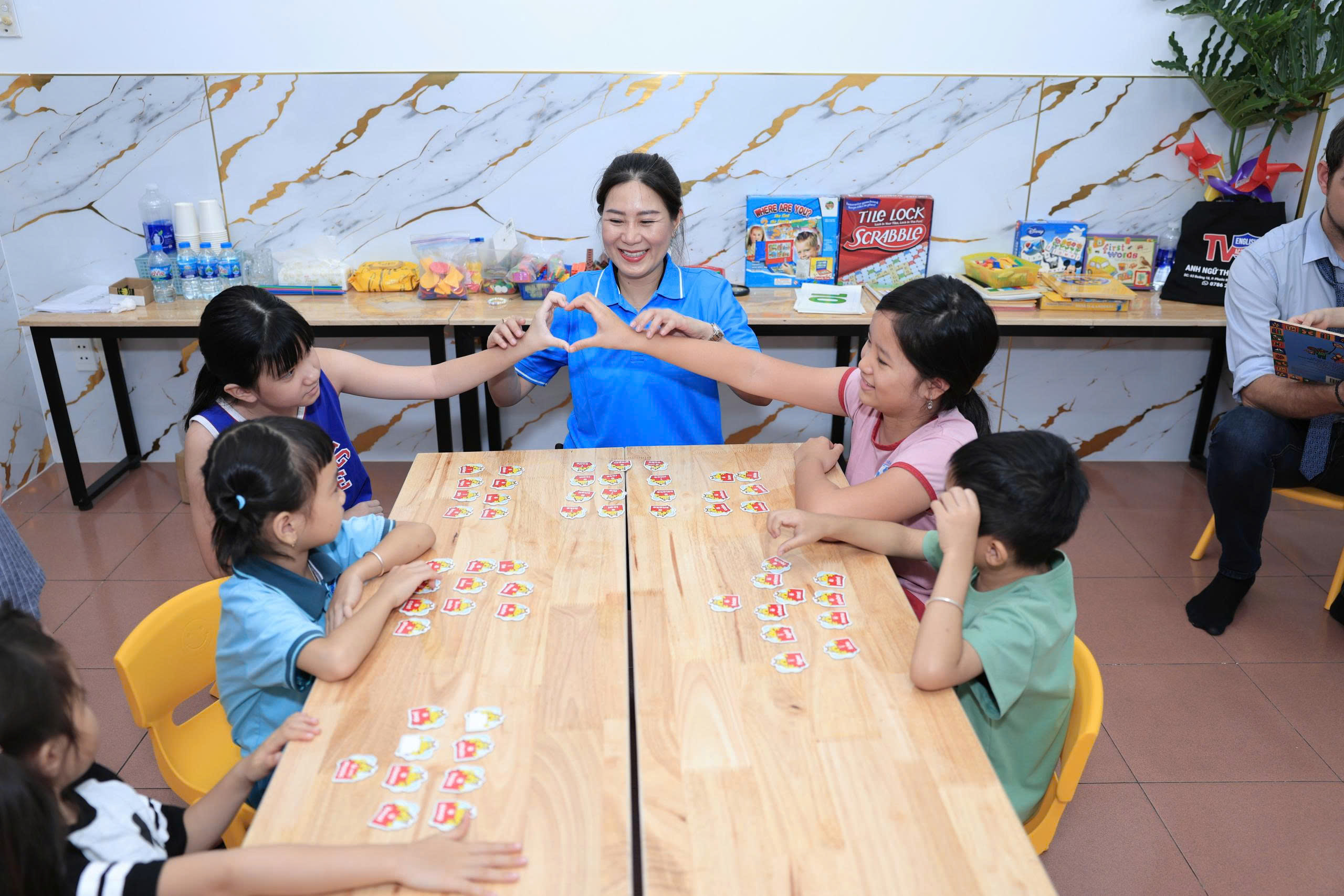 Giáo viên và học viên Trung tâm Ngoại ngữ Thịnh Vượng