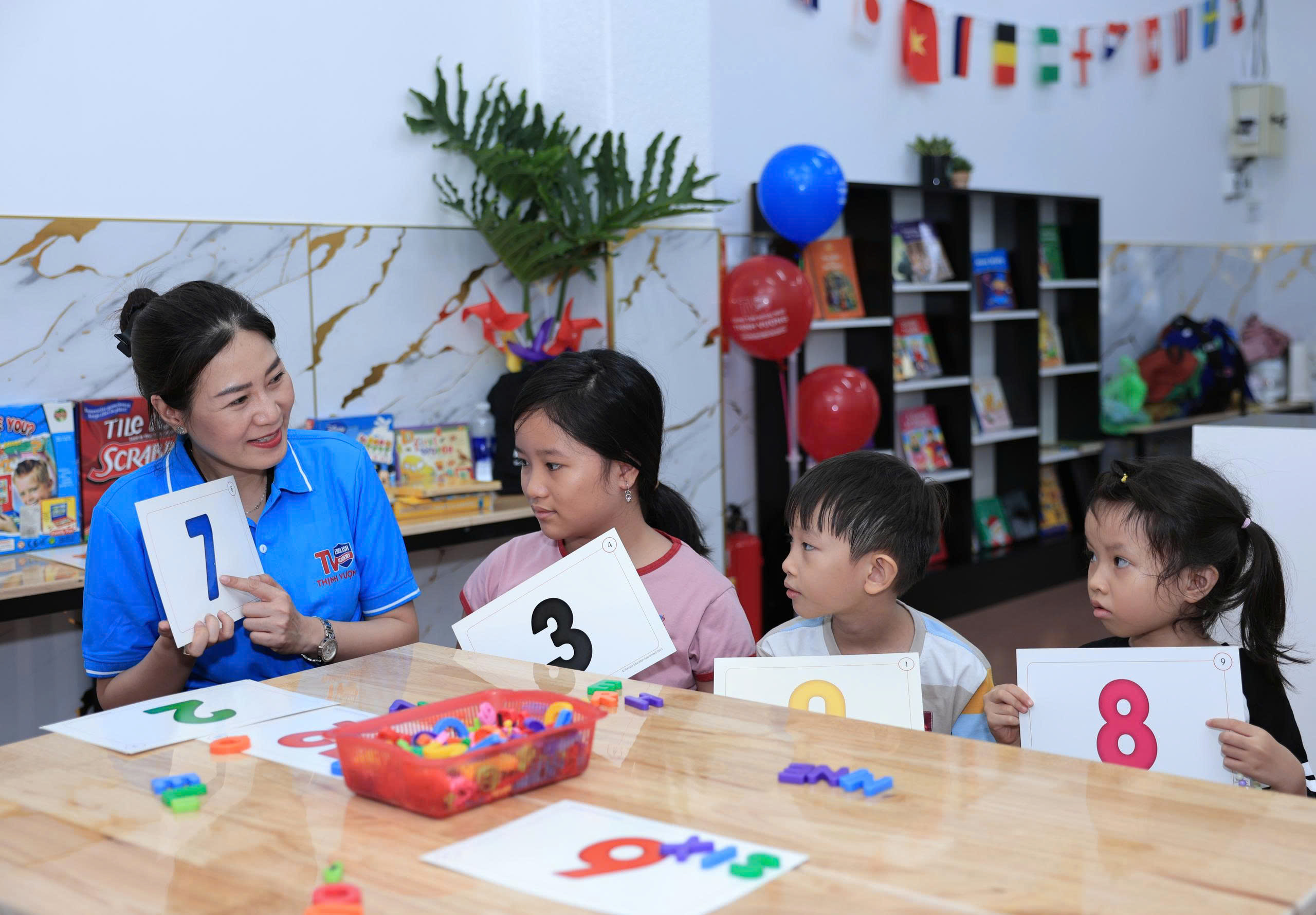 Lớp học thực hành với thẻ số Flashcard